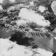 Vue aérienne des chantiers navals de Pascagoula (Etats-Unis), 1945.