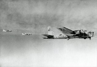 Bombardiers lourds Boeing B-17 en vol, 1944-45.