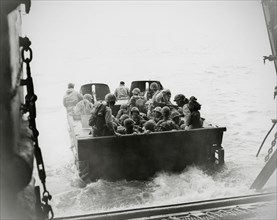 Débarquement américain sur l'ile d'Iheya (Pacifique), 6 mars 1945.