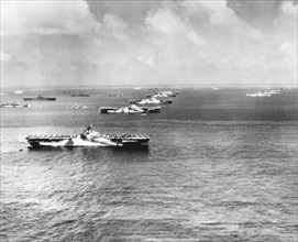 Navires de guerre américains dans l'atoll d'Ulithi (Pacifique), 1944.