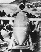 Bombe volante allemande sur sa rampe de lancement, 1944-1945.