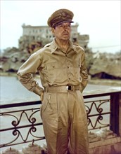 le général américain MacArthur, à Manille (Philippines), 1945.