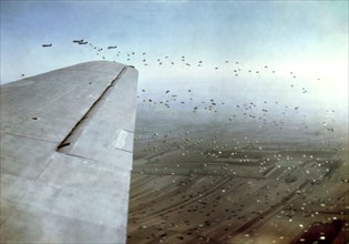 Parachutistes américains largués en Normandie, 6 juin 1944.
