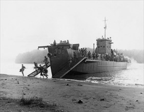 Landing craft unloading New Zealand soldiers,1943.
