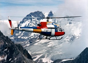 Hélicoptère léger français  Aérospatiale AS-350 Ecureuil.