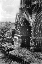 La cathédrale de Reims en 1915, après le bombardement