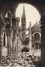 La basilique Saint-Remy de Reims après les bombardements de 1918