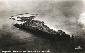 Vue aérienne de la base navale allemande de l'île d'Helgoland, en mer du Nord
