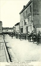 Chasseurs africains partant pour le front, 1916