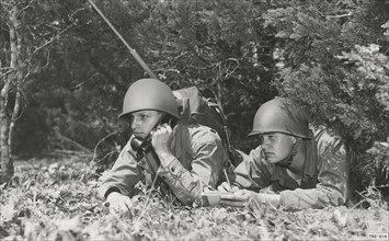 Soldats américains utilisant un talkie walkie