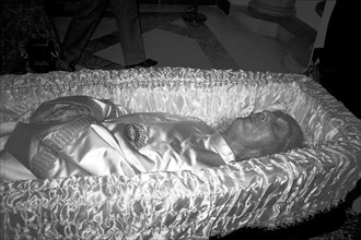 Salvador Dali dans son cercueil