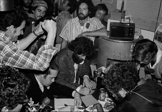 Supporters de Harvey Milk écoutant les résultats des élections à la radio, novembre 1977