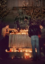Passants déposant des bougies en mémoire de Harvey Milk, novembre 1978