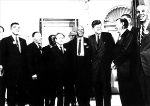 Le président Kennedy et différentes personnalités dont Martin Luther King.