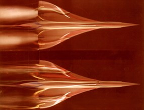 Visualisation, au tunnel hydrodynamique de l'O.N.E.R.A., de l'écoulement à basse vitesse autour d'un maquette d'avion de transport supersonique à faible incidence.