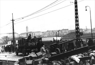 Budapest, camion russe transportant des soldats armés et un canon