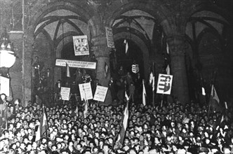 1956, Budapest, démonstration devant le parlement durant la soirée du 23 octobre