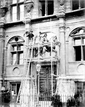 Démolition de la statue de Henri IV sur la façade de l'Hôtel de ville