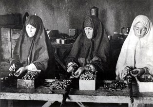 Guerre d'indépendance. Femmes turques fabricant des cartouches