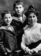 Bertold Brecht (au milieu) en compagnie de sa mère et de son frère Walter