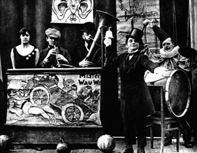 Bertold Brecht (1898-1956) dans l'orchestre humoristique de Karl Valentin (2ème à gauche)