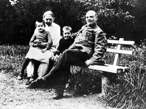 Lénine et sa femme en compagnie de leurs neveux