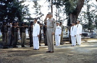 Le général français René Cogney, entouré de ses hommes, salue la mémoire des soldats tués en Indochine