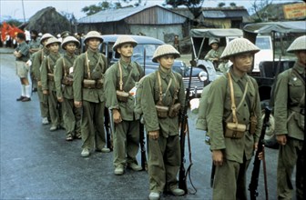 Haïphong. Les troupes communistes attendent en ligne le départ des troupes françaises (1954-1955)