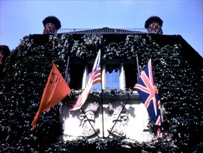 Conférence de Potsdam. Drapeaux soviétiques, américains et anglais devant le palais