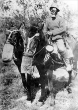 Soldat allemand à cheval portant un masque à gaz (1914-1918)