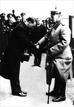 Le maréchal Hindenburg reçu par Hitler lors d'une réunion nazie