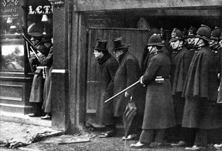 Winston Churchill assistant à des manoeuvres dans Sydney Street à Londres