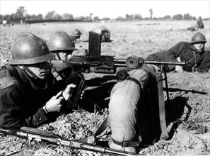 Armée française, soldats équipés de fusils mitrailleurs sur le front