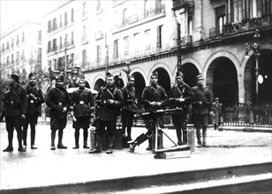 Mitrailleuse dans une rue de Saragosse (1933)