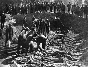 Enterrement de cadavres arméniens