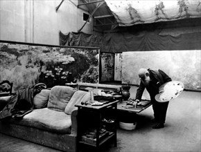 Le peintre Claude Monet dans son atelier
