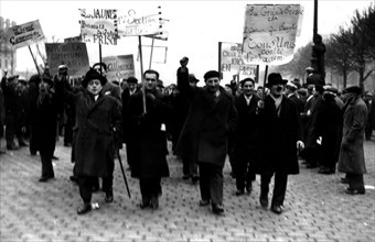 Paris, Manifestation de grévistes avec des pancartes (1934)