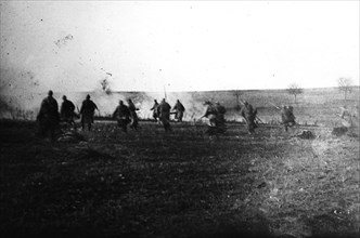 Nearby Vaucquois: after a mine explosion, soldiers seizing the shell hole, 1916