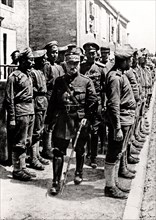 Le général Castelnau passe en revue les troupes russes, 1917