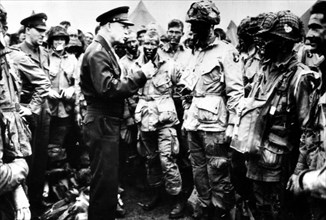 General Dwight D. Eisenhower giving orders to US paratroopers in England (1944)