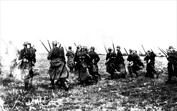 Infanterie française chargeant à la baïonnette