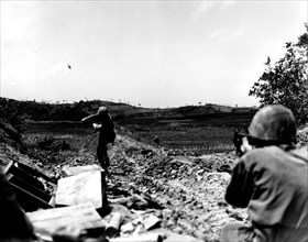 Guerre du Pacifique à Okinawa : "Marine" américain lançant une grenade dans les lignes japonaises