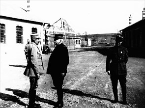 Beaulieu barrack in Verdun: Generals Joffre and Maistre talking, 1916