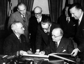 Le président Vincent Auriol, le président Truman, Dean Acheson, Robert Schuman, Henri Bonnet, W.A. Harriman, Oscar L. Chapman