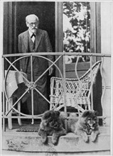 Freud dans sa maison d'été avec ses deux chow-chows