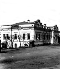 Ipatiev où moururent les Romanov dans la nuit du 16 au 17 juillet 1918. Photo prise sur l'arrière de la maison où l'on voit la fenêtre à arche de la pièce où le tsar et sa famille furent exécutés