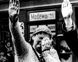 Annexion de la Tchécoslovaquie par l'Allemagne. Une Tchécoslovaque pleure en faisant le salut nazi