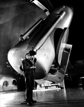 Le docteur Edwin P. Hubble auprès du célèbre "Big Schmidt" du mont Palomar