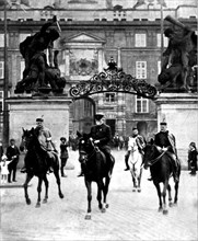 Masaryk, président de la république, escorté de cavaliers Sokols, quitte le palais présidentiel pour se rendre au stade fédéral
