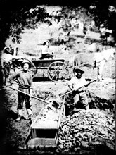 Esclaves noirs travaillant dans des mines d'or en Californie